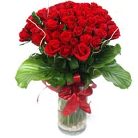 izmit ucuz �i�ek firmas�ndan  vazoda etkileyici 25 adet k�rm�z� g�l izmite �i�ek sat���